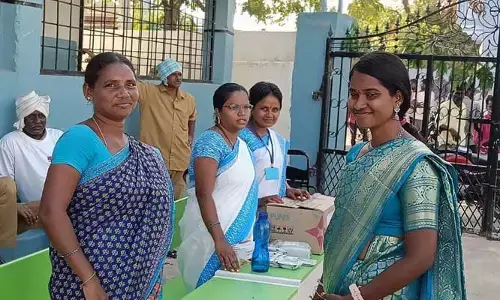 పోలింగ్ కేంద్రాలను పరిశీలించిన బర్రెలక్క (శిరీష)