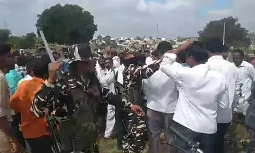 చౌడాపూర్ పోలింగ్ కేంద్రం వద్ద స్వల్ప ఉద్రిక్తత