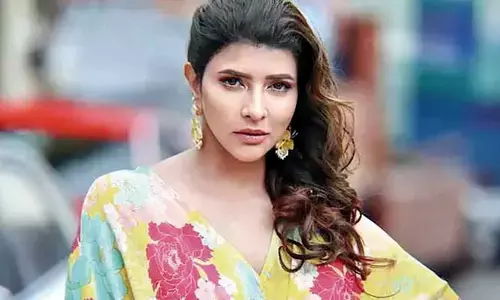 ఆఁ.. బుస్సు.. డబ్బులు ఇస్తే చెబుతా.. తెలంగాణ పాలిటిక్స్‌పై మంచు లక్ష్మి హాట్ కామెంట్