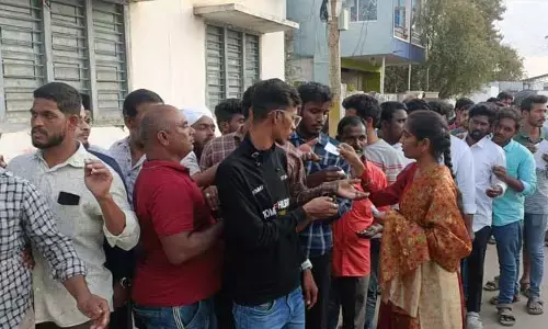 పోలింగ్ కేంద్రాల వద్ద బారులు తీరిన ఓటర్లు..