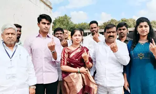 కుటుంబ సమేతంగా ఓటు హక్కును వినియోగించుకున్న మంత్రి