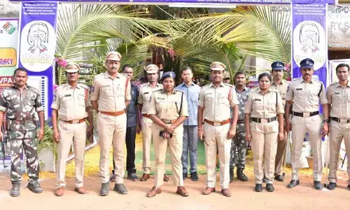 పోలింగ్ కేంద్రాల భద్రతను పరిశీలించిన రామగుండం సీపీ