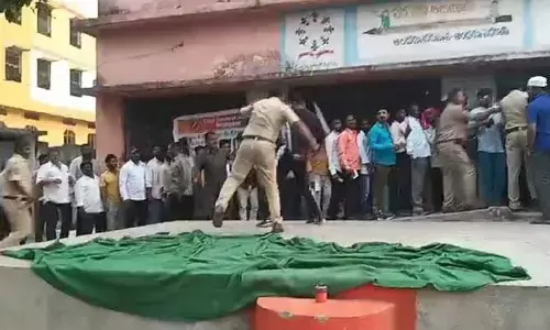 బ్రాహ్మణవాడ పోలింగ్ స్టేషన్ వద్ద ఉద్రిక్తత