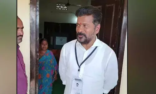 పోలింగ్ కేంద్రాలను పరిశీలించిన రేవంత్ రెడ్డి