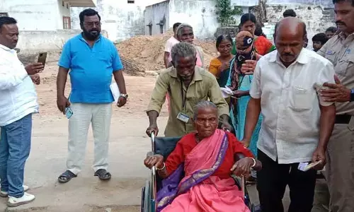 ఓటు హక్కు వినియోగించుకున్న 95 ఏళ్ల వృద్ధురాలు