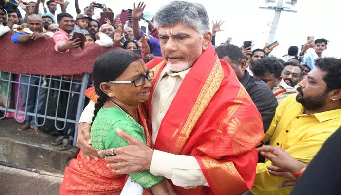 చంద్రబాబును పట్టుకుని బోరున విలపించిన మహిళ చంద్రబాబును పట్టుకుని బోరున విలపించిన మహిళ