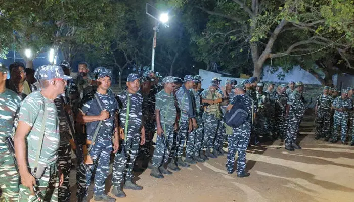 నాగార్జున సాగర్ ప్రాజెక్ట్ వద్ద కేంద్ర బలగాల ఎంట్రీ.. హైటెన్షన్! నాగార్జున సాగర్ ప్రాజెక్ట్ వద్ద కేంద్ర బలగాల ఎంట్రీ.. హైటెన్షన్!