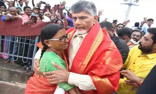 చంద్రబాబును పట్టుకుని బోరున విలపించిన మహిళ