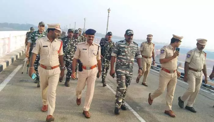 నాగార్జున సాగర్ డ్యామ్పైకి భారీగా చేరుకుంటున్న CRPF బలగాలు నాగార్జున సాగర్ డ్యామ్పైకి భారీగా చేరుకుంటున్న CRPF బలగాలు