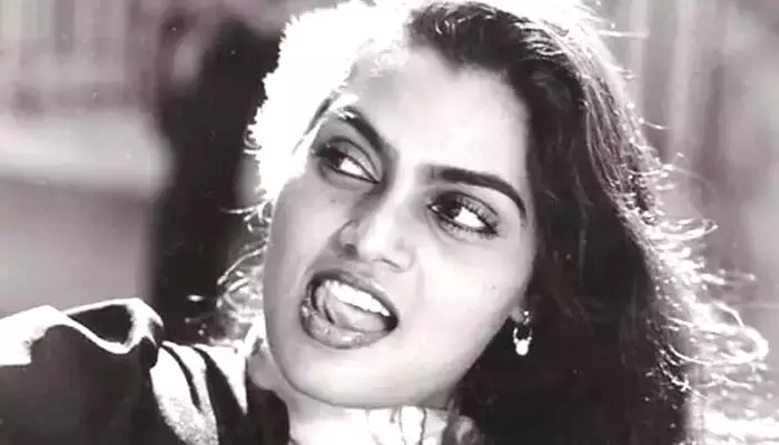 సిల్క్ స్మిత చదివింది నాలుగో క్లాసే నట....నేడు సిల్క్ స్మిత పుట్టిన రోజు సిల్క్ స్మిత చదివింది నాలుగో క్లాసే నట....నేడు సిల్క్ స్మిత పుట్టిన రోజు