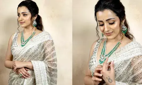 వైట్ శారీలో రచ్చ చేస్తున్న త్రిష..!