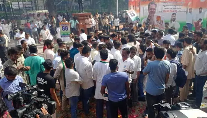 HYD: గాంధీభవన్లో సంబురాలు ప్రారంభం (వీడియో) HYD: గాంధీభవన్లో సంబురాలు ప్రారంభం (వీడియో)