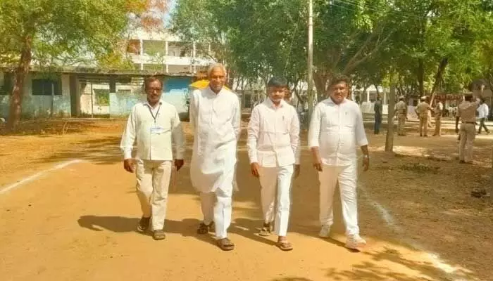 కౌంటింగ్ కేంద్రం నుండి బయటకు వెళ్లిన మంచిర్యాల, చెన్నూర్ బీఆర్ఎస్ అభ్యర్థులు కౌంటింగ్ కేంద్రం నుండి బయటకు వెళ్లిన మంచిర్యాల, చెన్నూర్ బీఆర్ఎస్ అభ్యర్థులు