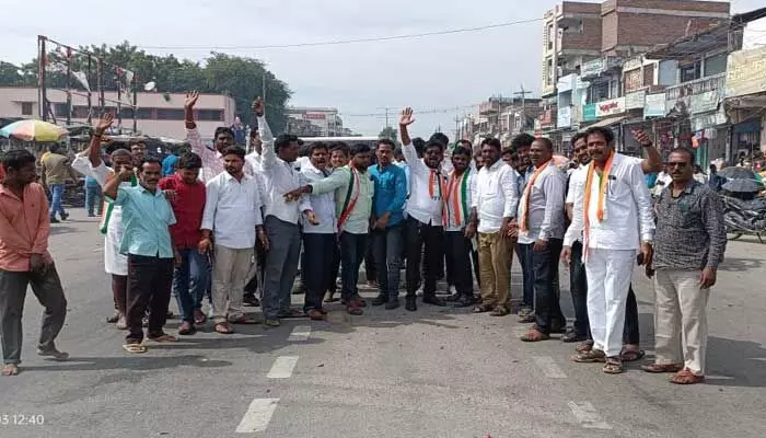 దేవరకొండలో కాంగ్రెస్ శ్రేణుల సంబరాలు దేవరకొండలో కాంగ్రెస్ శ్రేణుల సంబరాలు