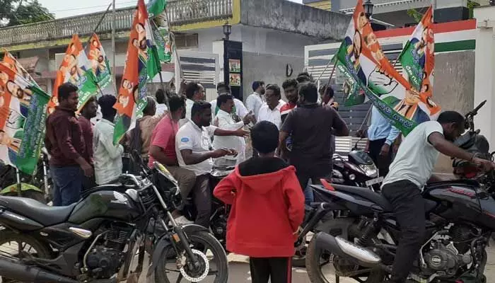 కళకళ.. వెలవెల.. కళకళ.. వెలవెల..