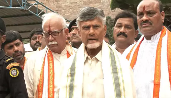 సింహాచలం దేవస్థానంలో చంద్రబాబు ప్రత్యేక పూజలు సింహాచలం దేవస్థానంలో చంద్రబాబు ప్రత్యేక పూజలు