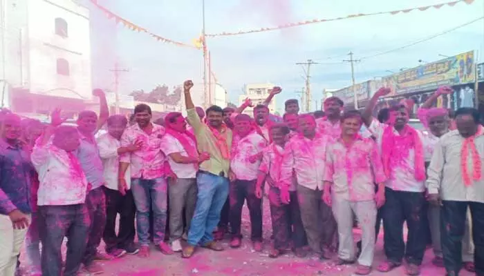 సునీత రెడ్డి విజయం పై వెల్దుర్తిలో సంబురాలు సునీత రెడ్డి విజయం పై వెల్దుర్తిలో సంబురాలు