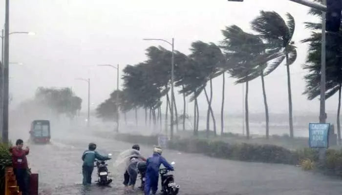 Cyclone Michoung : ఏపీకి బిగ్ అలర్ట్.. దూసుకొస్తున్న మిచౌంగ్ తుఫాన్..! Cyclone Michoung : ఏపీకి బిగ్ అలర్ట్.. దూసుకొస్తున్న మిచౌంగ్ తుఫాన్..!