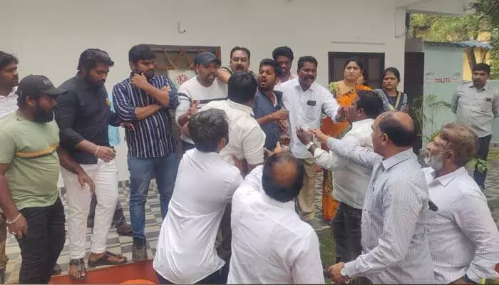 టీఎన్జీవోస్ ఆఫీస్ లో మొదలైన రచ్చ.. టీఎన్జీవోస్ ఆఫీస్ లో మొదలైన రచ్చ..