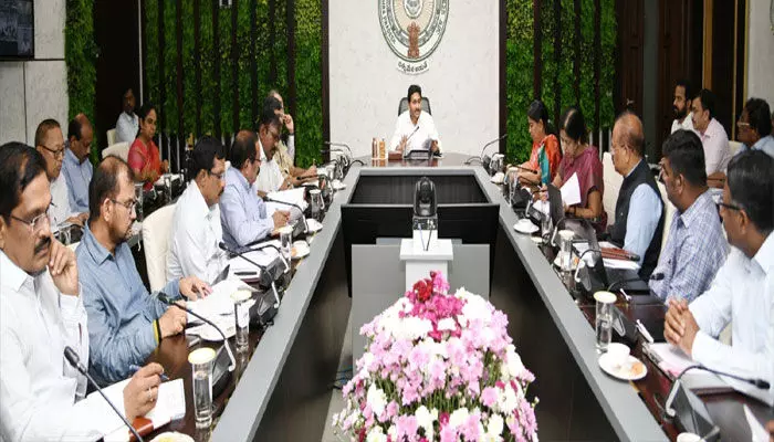 సీఎం జగన్ కీలక ఆదేశాలు : ఒక్కో జిల్లాకు రూ.2కోట్లు ..ఒక్కో కుటుంబానికి రూ.2500 పరిహారం సీఎం జగన్ కీలక ఆదేశాలు : ఒక్కో జిల్లాకు రూ.2కోట్లు ..ఒక్కో కుటుంబానికి రూ.2500 పరిహారం