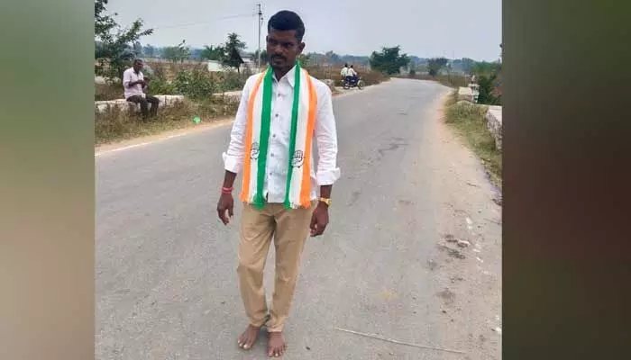 మదన్ మోహన్ గెలిచాడని పాదయాత్ర చేసిన సర్పంచ్ మదన్ మోహన్ గెలిచాడని పాదయాత్ర చేసిన సర్పంచ్