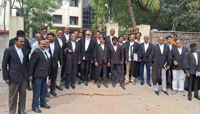 సూర్యనారాయణ గెలుపు పట్ల న్యాయవాదుల సంబరాలు సూర్యనారాయణ గెలుపు పట్ల న్యాయవాదుల సంబరాలు