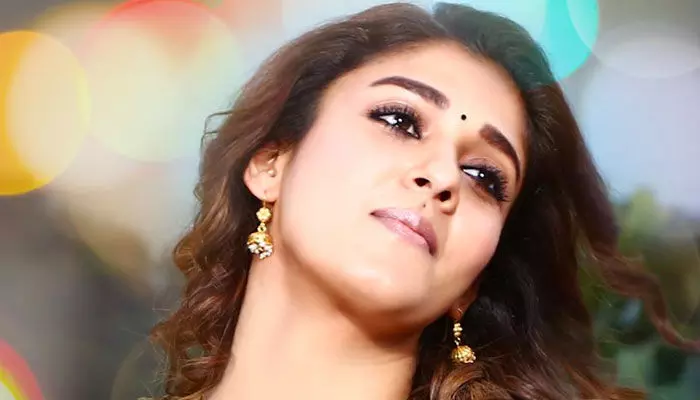 ఫ్యాన్స్కు బిర్యానీ వడ్డించిన నయనతార.. వీడియో వైరల్ ఫ్యాన్స్కు బిర్యానీ వడ్డించిన నయనతార.. వీడియో వైరల్