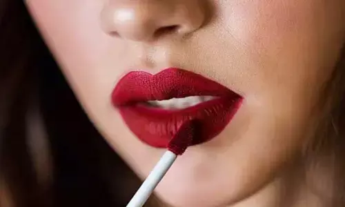 Lips: పెదవుల చుట్టూ నల్లగా ఉందా.. అయితే, ఈ చిట్కాలను పాటించండి