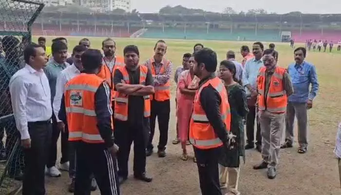 ఎల్బీ స్టేడియంలో ఏర్పాట్లు పరిశీలించిన జీహెచ్ఎంసీ కమిషనర్ రోనాల్డ్ రోస్ ఎల్బీ స్టేడియంలో ఏర్పాట్లు పరిశీలించిన జీహెచ్ఎంసీ కమిషనర్ రోనాల్డ్ రోస్