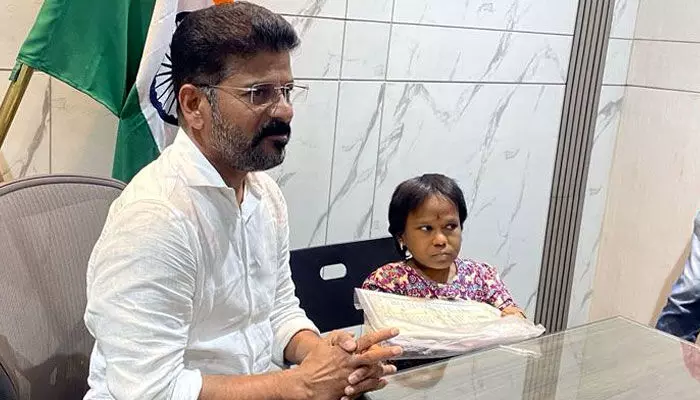 సీఎం హోదాలో తొలి ఉద్యోగం ఆ యువతికే.. ఫైల్పై సంతకం చేయనున్న రేవంత్ రెడ్డి సీఎం హోదాలో తొలి ఉద్యోగం ఆ యువతికే.. ఫైల్పై సంతకం చేయనున్న రేవంత్ రెడ్డి