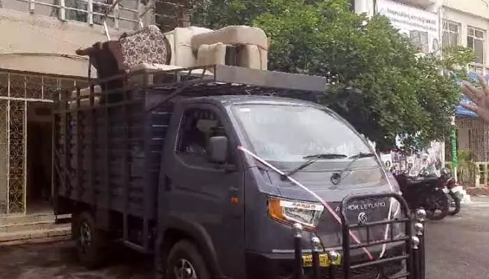 మాజీ మంత్రి ఆఫీస్ వద్ద తీవ్ర ఉద్రిక్తత.. పీఎస్లో కంప్లైంట్ మాజీ మంత్రి ఆఫీస్ వద్ద తీవ్ర ఉద్రిక్తత.. పీఎస్లో కంప్లైంట్