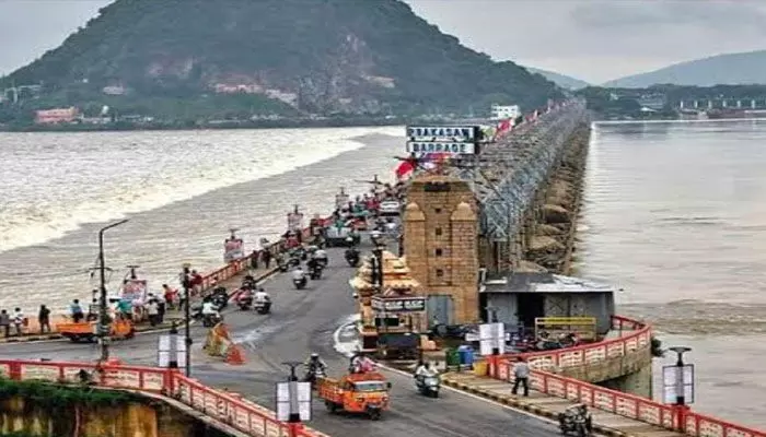 బిరబిరా పారుతున్న కృష్ణమ్మ: ప్రకాశం బ్యారేజి గేట్లు ఎత్తివేత బిరబిరా పారుతున్న కృష్ణమ్మ: ప్రకాశం బ్యారేజి గేట్లు ఎత్తివేత