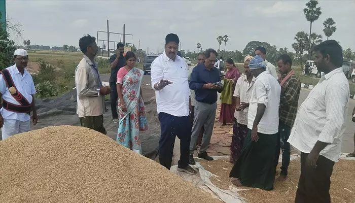 తేమశాతంతో సంబంధం లేకుండా ధాన్యం కొనుగోలు చేస్తాం: మంత్రి కారుమూరి నాగేశ్వరరావు తేమశాతంతో సంబంధం లేకుండా ధాన్యం కొనుగోలు చేస్తాం: మంత్రి కారుమూరి నాగేశ్వరరావు