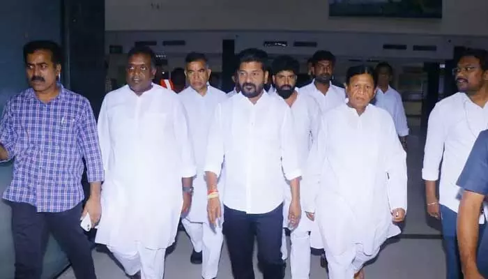 రేవంత్ రెడ్డి ఢిల్లీ పర్యటనలో హైడ్రామా రేవంత్ రెడ్డి ఢిల్లీ పర్యటనలో హైడ్రామా