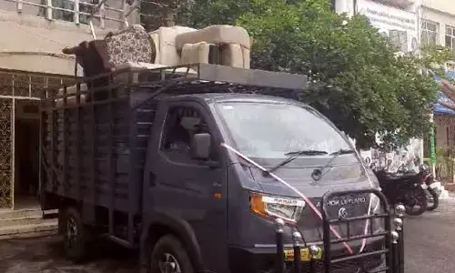 మాజీ మంత్రి ఆఫీస్ వద్ద తీవ్ర ఉద్రిక్తత.. పీఎస్‌లో కంప్లైంట్