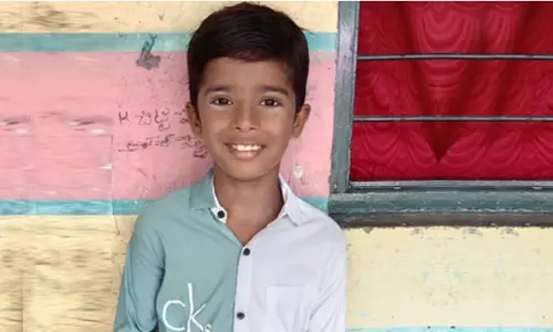 తాతతో కలిసి చేపల వేటకు వెళ్లిన బాలుడు