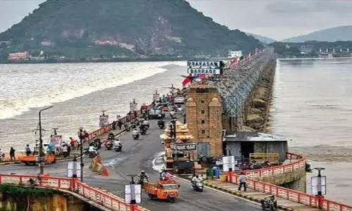 బిరబిరా పారుతున్న కృష్ణమ్మ: ప్రకాశం బ్యారేజి గేట్లు ఎత్తివేత