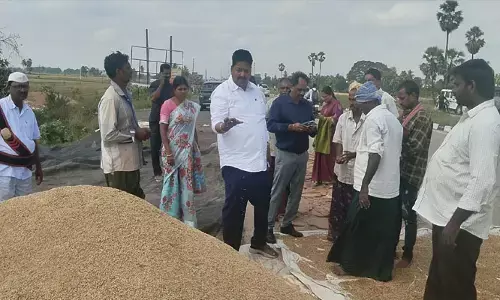 తేమశాతంతో సంబంధం లేకుండా ధాన్యం కొనుగోలు చేస్తాం: మంత్రి కారుమూరి నాగేశ్వరరావు