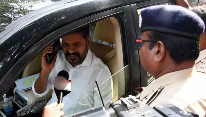 మే 1న రేవంత్ను సెక్రటేరియట్కు రానివ్వని పోలీసులు.. ఒక్కసారిగా సీన్ రివర్స్ మే 1న రేవంత్ను సెక్రటేరియట్కు రానివ్వని పోలీసులు.. ఒక్కసారిగా సీన్ రివర్స్