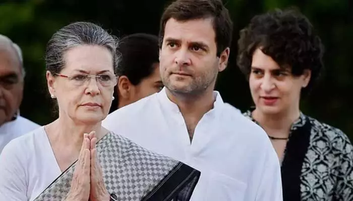 కాసేపట్లో తెలంగాణకు సోనియా, రాహుల్, ప్రియాంక కాసేపట్లో తెలంగాణకు సోనియా, రాహుల్, ప్రియాంక