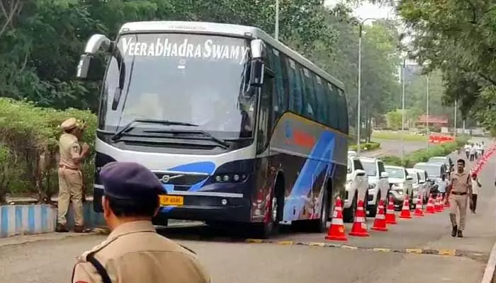 ఎమ్మెల్యేల తరలింపునకు నాలుగు ప్రత్యేక బస్సులు ఎమ్మెల్యేల తరలింపునకు నాలుగు ప్రత్యేక బస్సులు