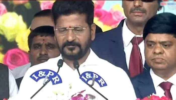 దైవ సాక్షిగా.. అనుముల రేవంత్రెడ్డి అను నేను.. దైవ సాక్షిగా.. అనుముల రేవంత్రెడ్డి అను నేను..