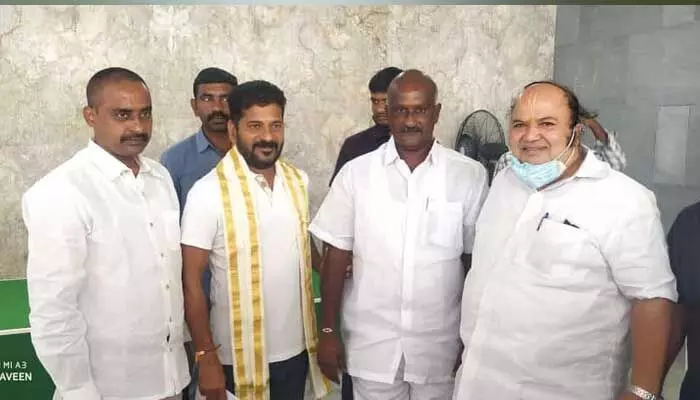 సీఎం రేవంత్ రెడ్డిని కలిసిన జిల్లా నేతలు.. సీఎం రేవంత్ రెడ్డిని కలిసిన జిల్లా నేతలు..