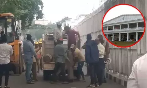 ప్రగతి భవన్ వద్ద బ్యారికేడ్ల తొలగింపు (వీడియో)