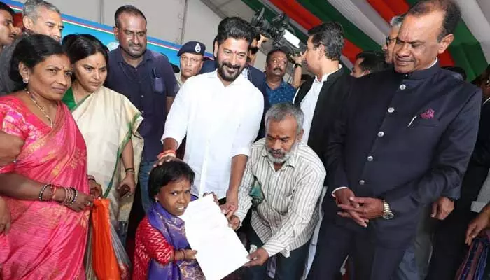 తెలంగాణలో తొలి ఉద్యోగం పొందిన ఆ యువతి జీతం ఎంతో తెలుసా? తెలంగాణలో తొలి ఉద్యోగం పొందిన ఆ యువతి జీతం ఎంతో తెలుసా?