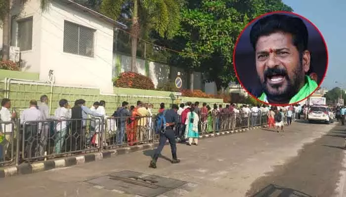 సొంత వాహనంలోనే ప్రజా దర్బార్కు CM రేవంత్ రెడ్డి సొంత వాహనంలోనే ప్రజా దర్బార్కు CM రేవంత్ రెడ్డి