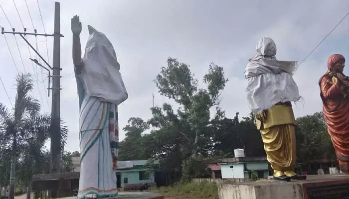 ఎన్నికల కోడ్ ముగిసినా నేతల విగ్రహాలకు ముసుగు తొలగించరా ఎన్నికల కోడ్ ముగిసినా నేతల విగ్రహాలకు ముసుగు తొలగించరా