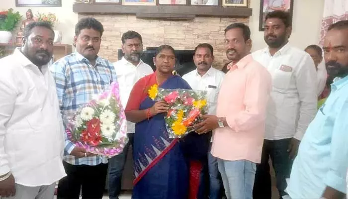 మంత్రి సీతక్కను కలిసిన మండల కాంగ్రెస్ నాయకులు మంత్రి సీతక్కను కలిసిన మండల కాంగ్రెస్ నాయకులు
