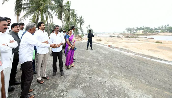 పంట నష్టపోయిన ప్రతి రైతుని ఆదుకుంటా : సీఎం వైఎస్ జగన్ పంట నష్టపోయిన ప్రతి రైతుని ఆదుకుంటా : సీఎం వైఎస్ జగన్