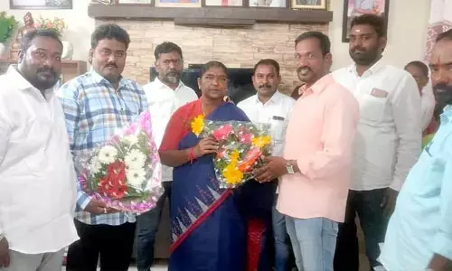 మంత్రి సీతక్కను కలిసిన మండల కాంగ్రెస్ నాయకులు
